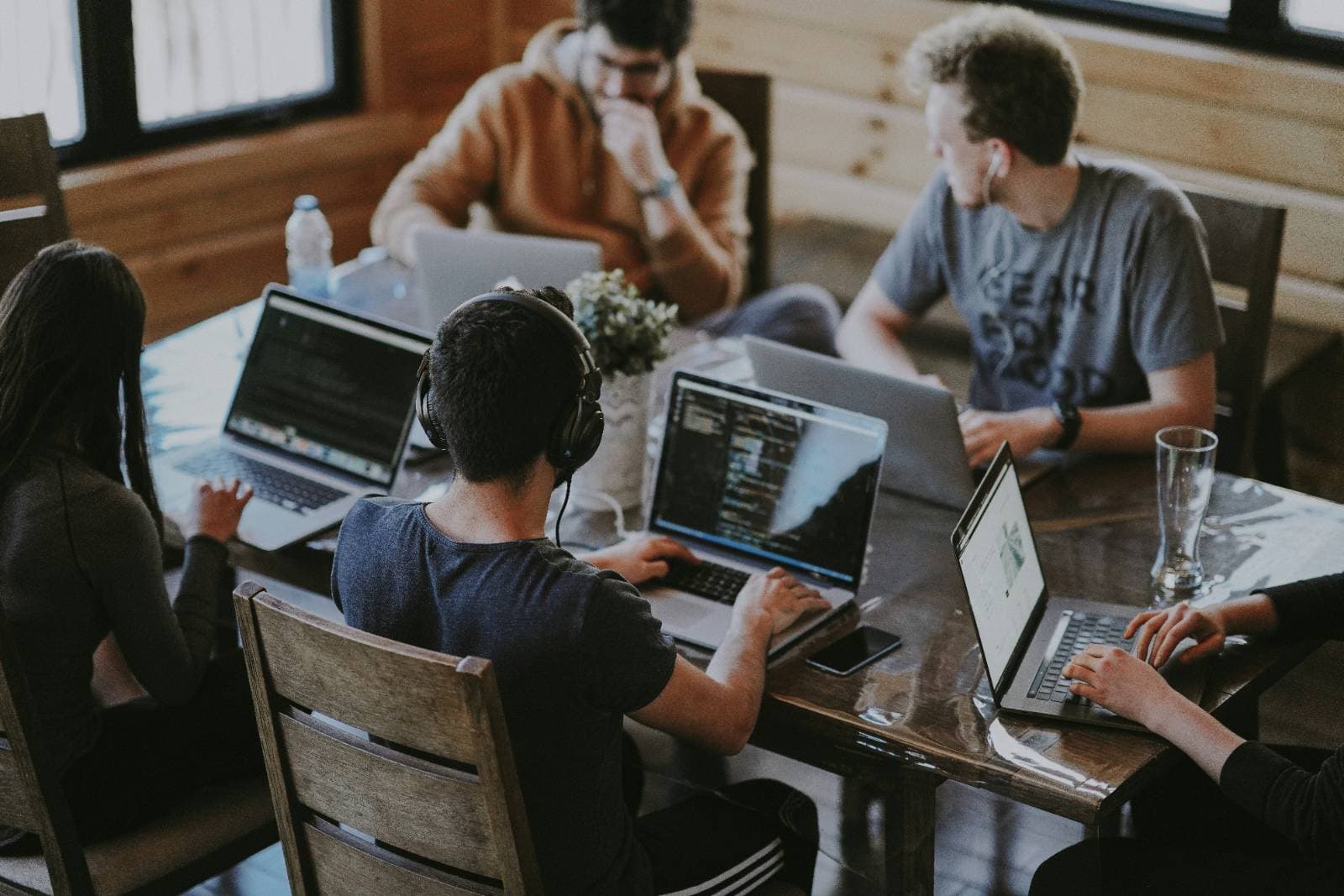 Headhunting o Outsourcing de TI: Cómo Elegir el Modelo Correcto